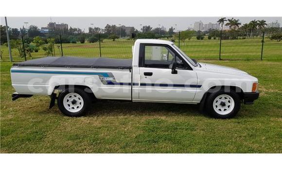 Sayi Na hannu Toyota Hilux White Mota in Butha–Buthe a Thaba-Tseka Sayi Na hannu Toyota Hilux White Mota in Butha–Buthe a Thaba-Tseka