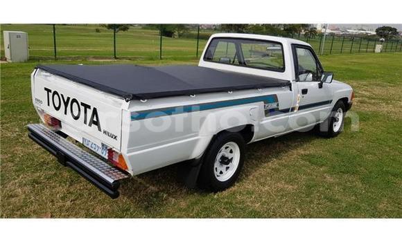 Sayi Na hannu Toyota Hilux White Mota in Butha–Buthe a Thaba-Tseka Sayi Na hannu Toyota Hilux White Mota in Butha–Buthe a Thaba-Tseka