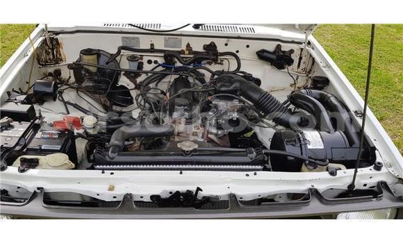 Sayi Na hannu Toyota Hilux White Mota in Butha–Buthe a Thaba-Tseka Sayi Na hannu Toyota Hilux White Mota in Butha–Buthe a Thaba-Tseka