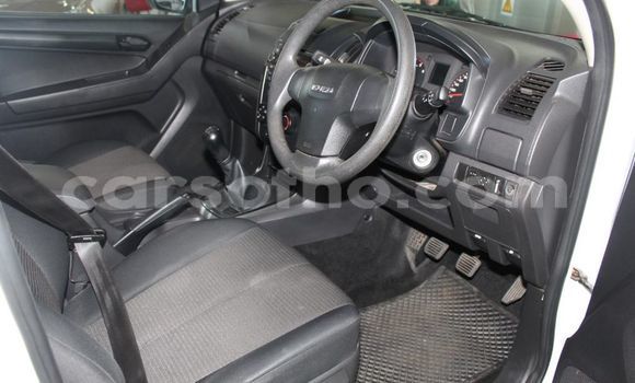 Sayi Na hannu Isuzu KB White Mota in Peka a Leribe Sayi Na hannu Isuzu KB White Mota in Peka a Leribe