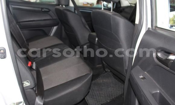 Sayi Na hannu Isuzu KB White Mota in Peka a Leribe Sayi Na hannu Isuzu KB White Mota in Peka a Leribe