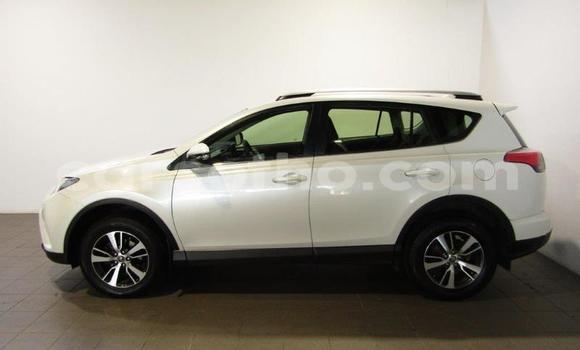 Sayi Na hannu Toyota RAV4 White Mota in Maseru a Maseru Sayi Na hannu Toyota RAV4 White Mota in Maseru a Maseru