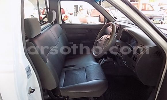 Sayi Na hannu Nissan Hardbody White Mota in Mafeteng a Mafeteng Sayi Na hannu Nissan Hardbody White Mota in Mafeteng a Mafeteng