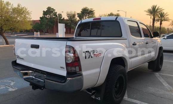 Sayi Na hannu Toyota Hillux White Babbar mota in Maseru a Maseru Sayi Na hannu Toyota Hillux White Babbar mota in Maseru a Maseru