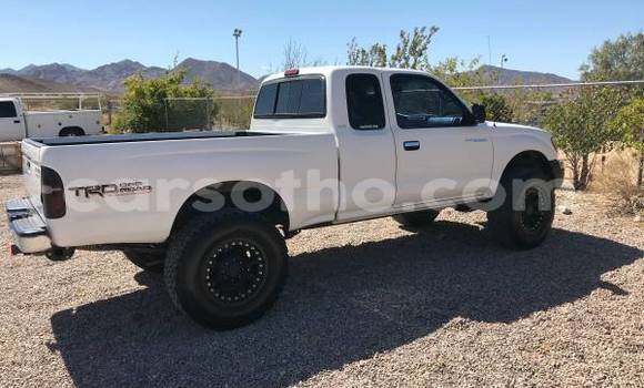 Sayi Na hannu Toyota Hillux White Babbar mota in Maseru a Maseru Sayi Na hannu Toyota Hillux White Babbar mota in Maseru a Maseru