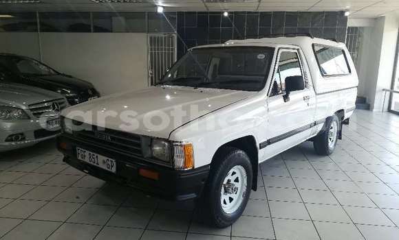 Sayi Na hannu Toyota Hilux White Mota in Maseru a Maseru Sayi Na hannu Toyota Hilux White Mota in Maseru a Maseru