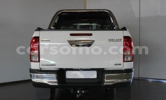 Sayi Na hannu Toyota Hilux White Mota in Maseru a Maseru Sayi Na hannu Toyota Hilux White Mota in Maseru a Maseru