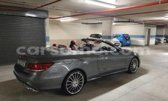 Sayi Na hannu Mercedes-Benz E–Class Silver Mota in Maseru a Maseru Sayi Na hannu Mercedes-Benz E–Class Silver Mota in Maseru a Maseru