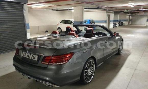 Sayi Na hannu Mercedes-Benz E–Class Silver Mota in Maseru a Maseru Sayi Na hannu Mercedes-Benz E–Class Silver Mota in Maseru a Maseru