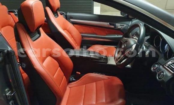 Sayi Na hannu Mercedes-Benz E–Class Silver Mota in Maseru a Maseru Sayi Na hannu Mercedes-Benz E–Class Silver Mota in Maseru a Maseru