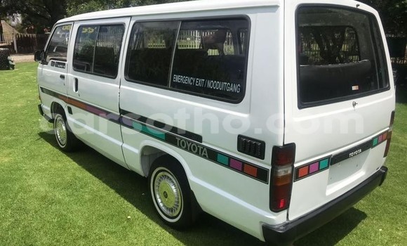 Acheter Occasion Voiture Toyota Siyaya Blanc à Maseru, Maseru Acheter Occasion Voiture Toyota Siyaya Blanc à Maseru, Maseru