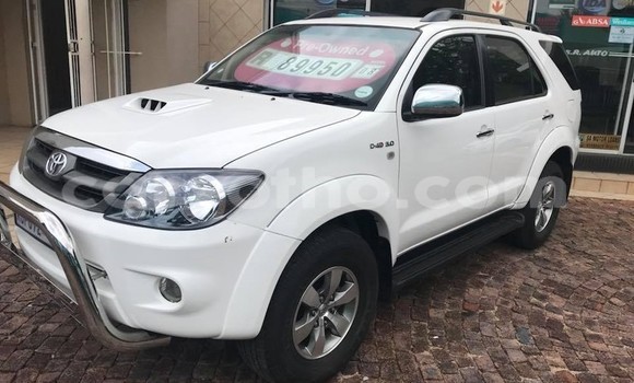 Sayi Na hannu Toyota Fortuner White Mota in Maseru a Maseru Sayi Na hannu Toyota Fortuner White Mota in Maseru a Maseru