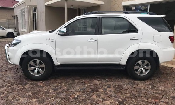 Sayi Na hannu Toyota Fortuner White Mota in Maseru a Maseru Sayi Na hannu Toyota Fortuner White Mota in Maseru a Maseru