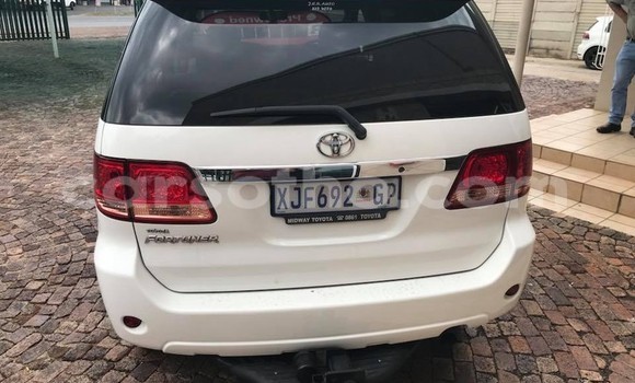 Sayi Na hannu Toyota Fortuner White Mota in Maseru a Maseru Sayi Na hannu Toyota Fortuner White Mota in Maseru a Maseru
