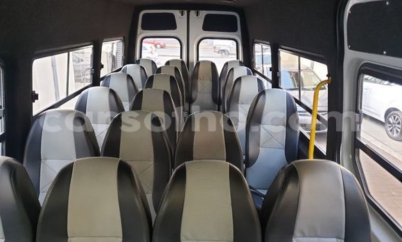 Sayi Na hannu Mercedes-Benz 300CD White Mota in Maseru a Maseru Sayi Na hannu Mercedes-Benz 300CD White Mota in Maseru a Maseru