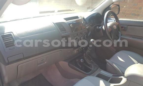 Sayi Na hannu Toyota Hilux White Mota in Maseru a Maseru Sayi Na hannu Toyota Hilux White Mota in Maseru a Maseru