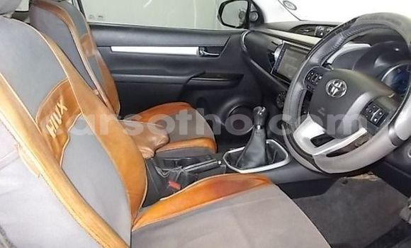 Sayi Na hannu Toyota Hilux Silver Mota in Hlotse a Leribe Sayi Na hannu Toyota Hilux Silver Mota in Hlotse a Leribe