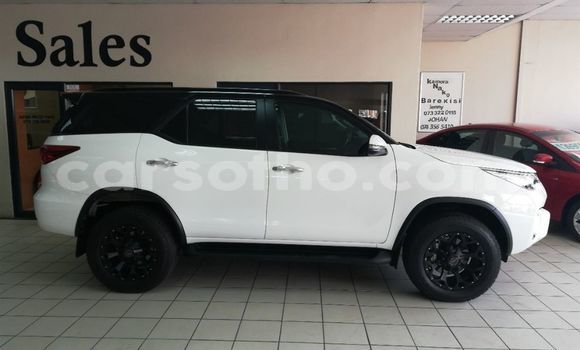 Sayi Na hannu Toyota Fortuner White Mota in Maseru a Maseru Sayi Na hannu Toyota Fortuner White Mota in Maseru a Maseru