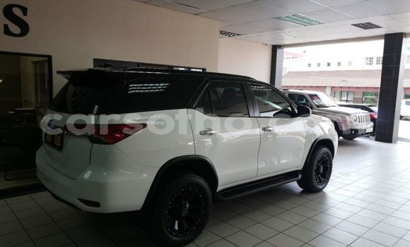 Sayi Na hannu Toyota Fortuner White Mota in Maseru a Maseru Sayi Na hannu Toyota Fortuner White Mota in Maseru a Maseru