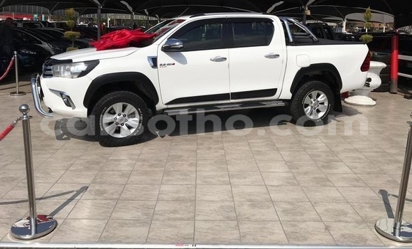 اشتري مستعمل Toyota Hilux White سيارة في Hlotse في Leribe اشتري مستعمل Toyota Hilux White سيارة في Hlotse في Leribe