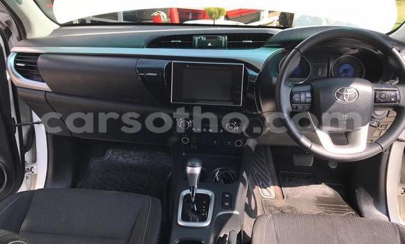 اشتري مستعمل Toyota Hilux White سيارة في Hlotse في Leribe اشتري مستعمل Toyota Hilux White سيارة في Hlotse في Leribe