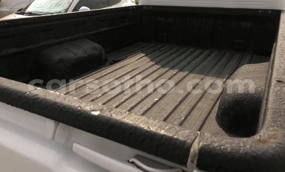 Acheter Occasion Voiture Toyota Hilux Blanc à Maputsoe, Leribe Acheter Occasion Voiture Toyota Hilux Blanc à Maputsoe, Leribe
