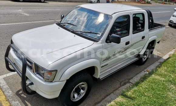 Sayi Na hannu Toyota Hilux White Mota in Butha–Buthe a Thaba-Tseka Sayi Na hannu Toyota Hilux White Mota in Butha–Buthe a Thaba-Tseka