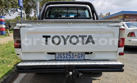 Sayi Na hannu Toyota Hilux White Mota in Butha–Buthe a Thaba-Tseka Sayi Na hannu Toyota Hilux White Mota in Butha–Buthe a Thaba-Tseka