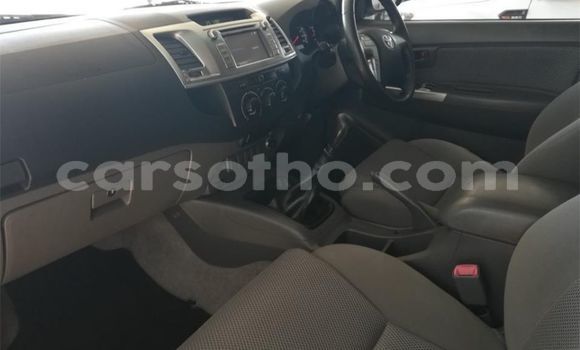 Sayi Na hannu Toyota Hilux White Mota in Butha–Buthe a Thaba-Tseka Sayi Na hannu Toyota Hilux White Mota in Butha–Buthe a Thaba-Tseka