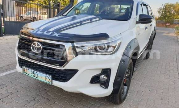 Sayi Na hannu Toyota Hilux White Mota in Mafeteng a Mafeteng Sayi Na hannu Toyota Hilux White Mota in Mafeteng a Mafeteng