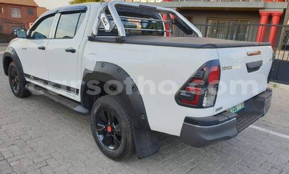 Sayi Na hannu Toyota Hilux White Mota in Mafeteng a Mafeteng Sayi Na hannu Toyota Hilux White Mota in Mafeteng a Mafeteng