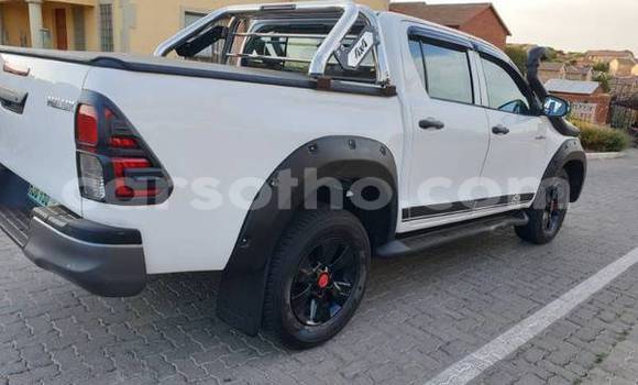 Sayi Na hannu Toyota Hilux White Mota in Mafeteng a Mafeteng Sayi Na hannu Toyota Hilux White Mota in Mafeteng a Mafeteng