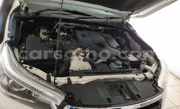 Sayi Na hannu Toyota Hilux White Mota in Mafeteng a Mafeteng Sayi Na hannu Toyota Hilux White Mota in Mafeteng a Mafeteng