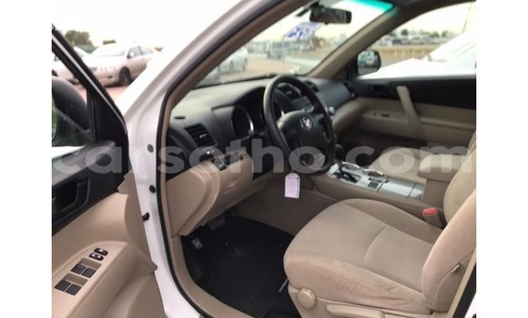 Buy Import Toyota Highlander White Car in Import - Dubai in Maseru Buy Import Toyota Highlander White Car in Import - Dubai in Maseru