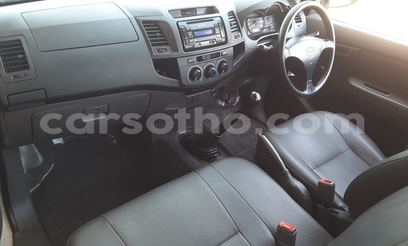 Sayi Na hannu Toyota Hilux White Mota in Mafeteng a Mafeteng Sayi Na hannu Toyota Hilux White Mota in Mafeteng a Mafeteng
