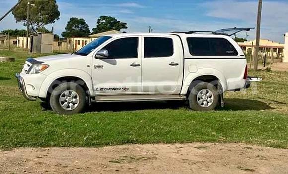 Sayi Na hannu Toyota Hilux White Mota in Butha–Buthe a Thaba-Tseka Sayi Na hannu Toyota Hilux White Mota in Butha–Buthe a Thaba-Tseka