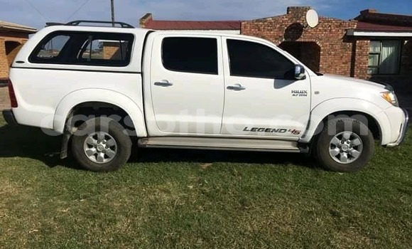 Sayi Na hannu Toyota Hilux White Mota in Butha–Buthe a Thaba-Tseka Sayi Na hannu Toyota Hilux White Mota in Butha–Buthe a Thaba-Tseka