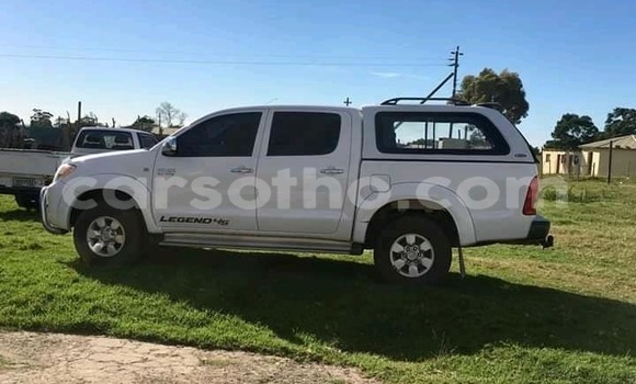Sayi Na hannu Toyota Hilux White Mota in Butha–Buthe a Thaba-Tseka Sayi Na hannu Toyota Hilux White Mota in Butha–Buthe a Thaba-Tseka