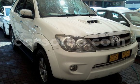 Sayi Na hannu Toyota Fortuner White Mota in Maseru a Maseru Sayi Na hannu Toyota Fortuner White Mota in Maseru a Maseru