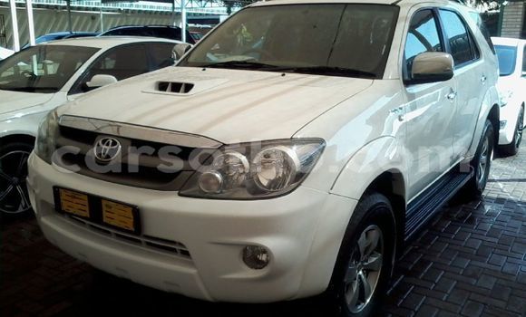 Sayi Na hannu Toyota Fortuner White Mota in Maseru a Maseru Sayi Na hannu Toyota Fortuner White Mota in Maseru a Maseru