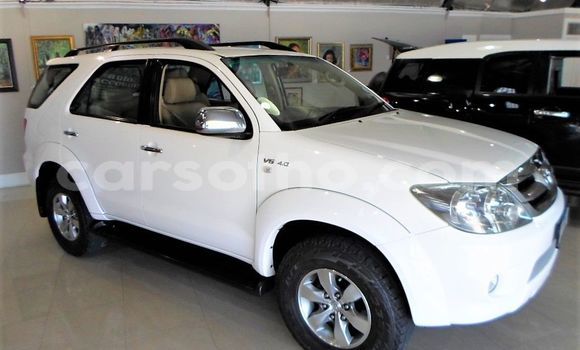 Sayi Na hannu Toyota Fortuner White Mota in Maseru a Maseru Sayi Na hannu Toyota Fortuner White Mota in Maseru a Maseru