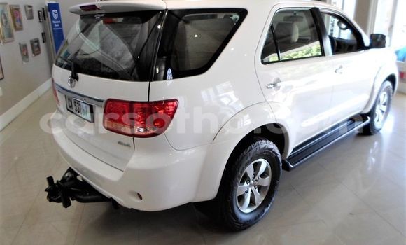 Sayi Na hannu Toyota Fortuner White Mota in Maseru a Maseru Sayi Na hannu Toyota Fortuner White Mota in Maseru a Maseru