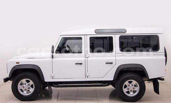 Sayi Na hannu Land Rover Defender White Mota in Maseru a Maseru Sayi Na hannu Land Rover Defender White Mota in Maseru a Maseru