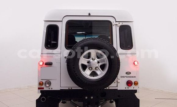 Sayi Na hannu Land Rover Defender White Mota in Maseru a Maseru Sayi Na hannu Land Rover Defender White Mota in Maseru a Maseru
