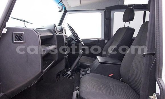 Sayi Na hannu Land Rover Defender White Mota in Maseru a Maseru Sayi Na hannu Land Rover Defender White Mota in Maseru a Maseru