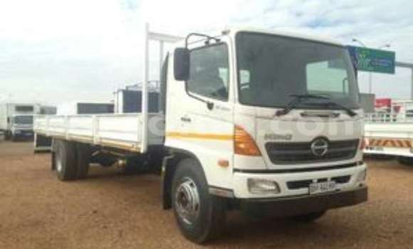 Sayi Na hannu Hindustan Ambassador White Mota in Maseru a Maseru Sayi Na hannu Hindustan Ambassador White Mota in Maseru a Maseru