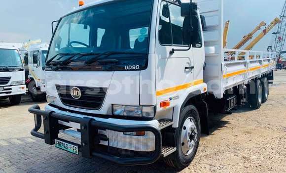 Sayi Na hannu Nissan Hardbody White Mota in Maseru a Maseru Sayi Na hannu Nissan Hardbody White Mota in Maseru a Maseru