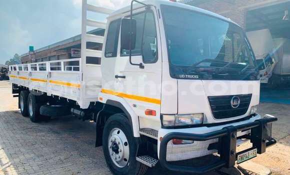 Sayi Na hannu Nissan Hardbody White Mota in Maseru a Maseru Sayi Na hannu Nissan Hardbody White Mota in Maseru a Maseru