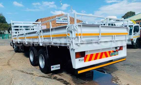 Sayi Na hannu Nissan Hardbody White Mota in Maseru a Maseru Sayi Na hannu Nissan Hardbody White Mota in Maseru a Maseru