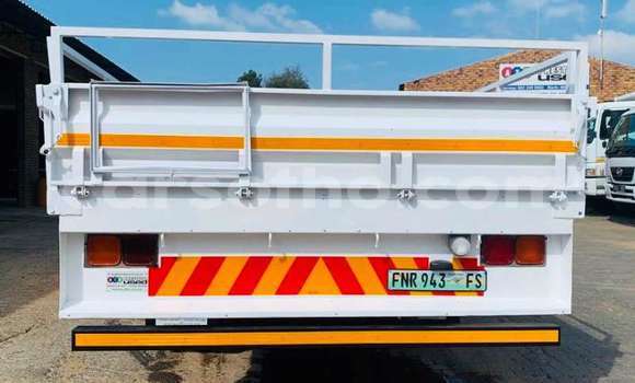 Sayi Na hannu Nissan Hardbody White Mota in Maseru a Maseru Sayi Na hannu Nissan Hardbody White Mota in Maseru a Maseru